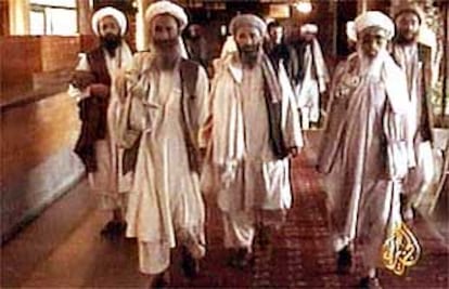 Imagen tomada de la televisión afgana de los ulemas, tras su reunión en que invitaron a Osama Bin Laden a salir del país.