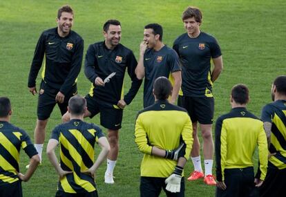 Xavi bromea en la sesión de ayer con sus compañeros.