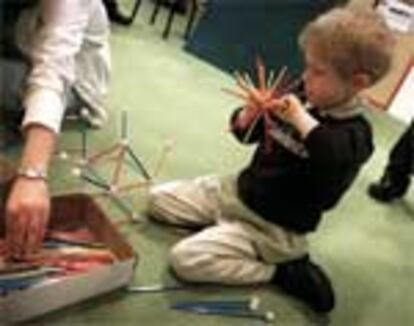 Un niño construye un modelo en la feria Madrid por la Ciencia.