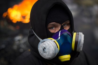 Un manifestante en las barricadas de Kiev (Ucrania).