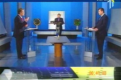 Yanukóvich (derecha) y Yúschenko, durante el debate electoral de hoy.