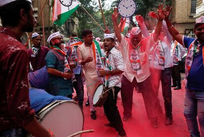 Seguidores del Partido del Congreso Nacionalista celebran los primeros resultados de las encuestas en Bombai (India).