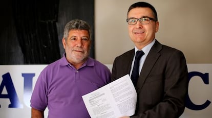 Francisco Mateo (izquierda), afectado por las subordinadas, con el  portavoz en Valencia de Ausbanc, Jos&eacute; Antonio P&eacute;rez.