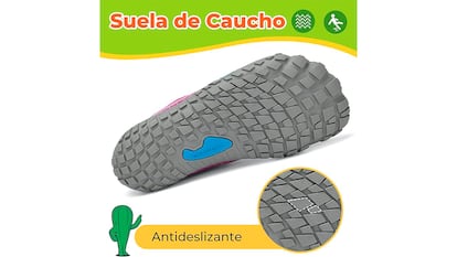 Zapatos barefoot para niños sobre fondo blanco.