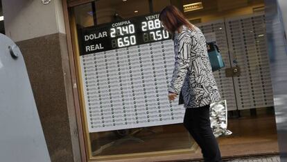 Casa de câmbio no centro de Buenos Aires, com o dólar a 28,80 pesos