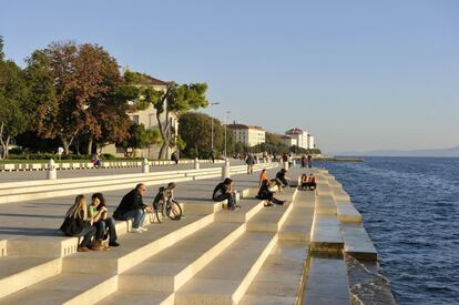 El 'Órgano del Mar', en croata 'Morske orgulje', situado al final del paseo marítimo de Zadar, una ciudad con encanto en la Costa Dálmata, está formado por una serie de tubos situados por debajo de unos grandes escalones de mármol (en la foto) dispuestos en forma de grada, que suenan por el empuje de las olas. La música cambia en función del tamaño, fuerza o dirección de las olas, o de las mareas. Fue diseñado por el arquitecto Nikola Bašić. Muchas parejas lo visitan a la puesta de sol y se besan mientras la naturaleza entona (con ayuda del hombre) una relajante melodía.