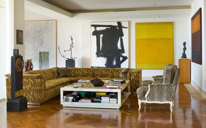 Vista de la casa en Miami de Martin Margulies, con pinturas (de izquierda a derecha) de Cy Twombly, Franz Kline, y dos de Mark Rothko. La escultura es de Robert Indiana. 