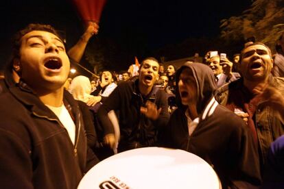 Manifestantes cantan contra los Hermanos Musulmanes a las puertas del palacio.