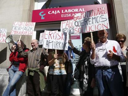 Concentración de afectados por las preferentes frente a la sede de Laboral Kutxa en abril de 2013.