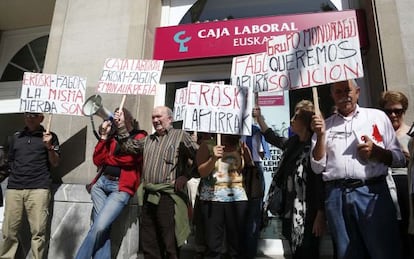 Concentración de afectados por las preferentes frente a la sede de Laboral Kutxa en abril de 2013.