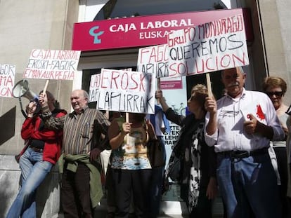 Concentración de afectados por las preferentes frente a la sede de Laboral Kutxa en abril de 2013.