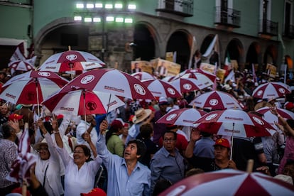 Seguidores de Sheinbaum esperan su llegada en un mitin en la plaza principal de Tlaxcala, el 11 de mayo.