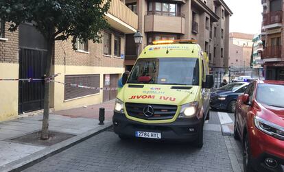 Una UVI móvil del Summa, en el lugar de la reyerta en Leganés.