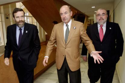 De izquierda a derecha, De la Dehesa, Roca y Gómez Navarro, antes de presentar la campaña.