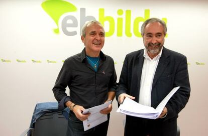 Sabin Cuadra, a la izquierda, y Rafa Larreina, al explicar la posición de Amaiur sobre los Presupuestos del Estado.