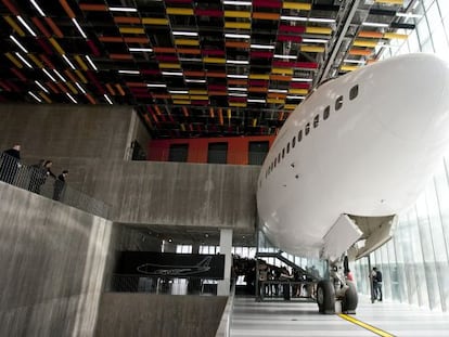 Cabina del 'Lope de Vega', el avión que trajo el 'Guernica' a España desde Nueva York, expuesta en el Muncyt.