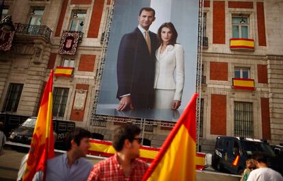 Un retrato de los Reyes cuelga de la fachada de la Comunidad de Madrid en la Puerta del Sol.