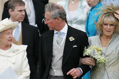 La reina Isabel II sólo se ha unido a la felicidad de su hijo Carlos y de Camilla al final de la jornada, cuando la pareja ha recibido la bendición religiosa. Ambos han pedido perdón por sus pecados del pasado, es decir, por sus respectivos divorcios.  En la foto, la soberana posa junto a los recién casados al término del servicio religioso en la capilla de San Jorge, en el castillo de Windsor.