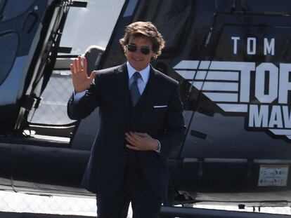 Tom Cruise llega en helicóptero al estreno de mundial de 'Top Gun: Maverick!' celebrada en San Diego, California, el 4 de mayo de 2022.