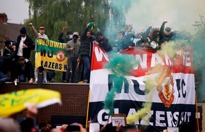 Aficionados del United protestan contra los Glazer en los exteriores de Old Trafford, el 2 de mayo.