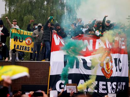 Aficionados del United protestan contra los Glazer en los exteriores de Old Trafford, el 2 de mayo.