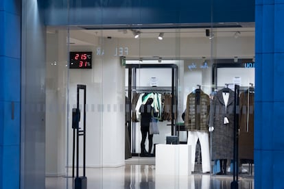 Tienda de ropa en Portal de l'Angel con las puertas automáticas cerradas.