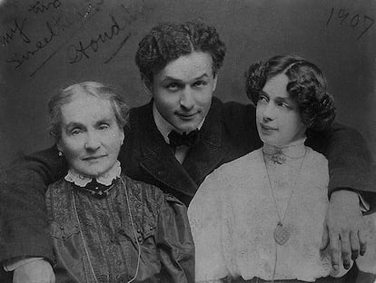 Harry Houdini, with his mother, Cecilia Steiner, and his wife, Beatrice, circa 1907.
