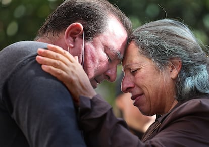 Rogelio Heredia abraza a su hermana Rosa María este miércoles en una plaza de Massanassa, tras reencontrarse 30 días después del paso de la dana.