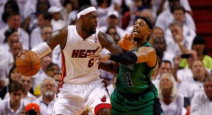 LeBron James protege el balón ante Paul Pierce.