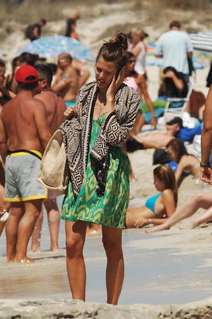 Carlota Casiraghi fiel a su estilo hippy chic en las playas de Ibiza.