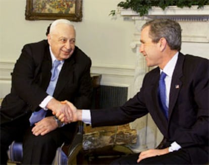 George Bush y Ariel Sharon se estrechan la mano durante su entrevista en la Casa Blanca.