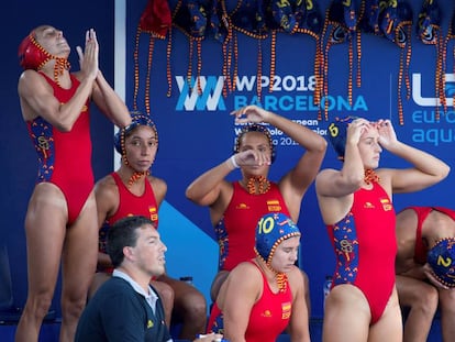 Las jugadoras del banquillo español se lamentan tras la derrota.