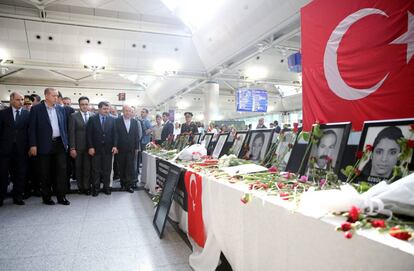 Visita del presidente turco, Recep Tayyip Erdogan, al peque&ntilde;o altar conmemorativo de las v&iacute;ctimas del atentado en el Aeropuerto Atat&uuml;rk de Estambul