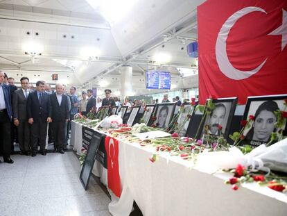 Visita del presidente turco, Recep Tayyip Erdogan, al peque&ntilde;o altar conmemorativo de las v&iacute;ctimas del atentado en el Aeropuerto Atat&uuml;rk de Estambul