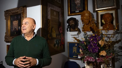 El bordador y presidente de la Asociación Gremial Arte Sacro, Francisco Carrera, 'Paquili', en su taller de Sevilla el pasado 23 de enero.