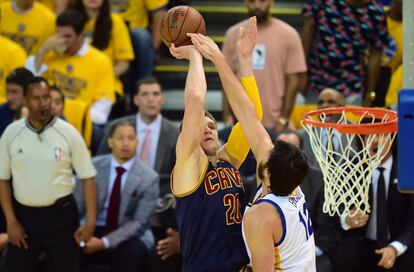 Andrew Bogut, de los Warriors, contra Timofey Movgoz, de los Cavaliers.