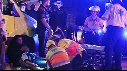 El momento en el que los sanitarios del SEM atienden a I. G., después de ser atropellada