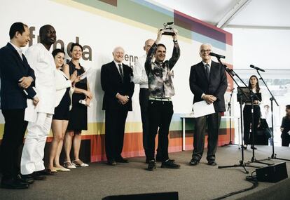 Jaque recoge el Le&oacute;n de Plata de la Bienal de Venecia.