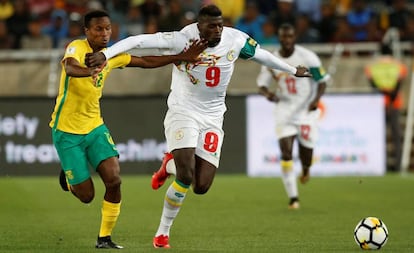 El senegalés Niang se lleva la pelota en un partido contra Sudáfrica.
