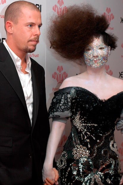 La relación de Björk con Alexander McQueen comenzó cuando la cantante le encargó el kimono que lució en la portada de Homogenic. El desaparecido diseñador fue también el encargado de su video Alarm Call y de confeccionar varios de los diseños que ha lucido la islandesa. En la imagen, luce uno de sus vestidos y una máscara confeccionada con diamantes durante el Fashion Rocks en 2003.