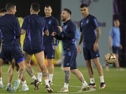 Messi bromea con sus compañeros en el entrenamiento de este lunes.