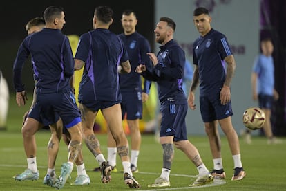 Messi bromea con sus compañeros en el entrenamiento de este lunes.