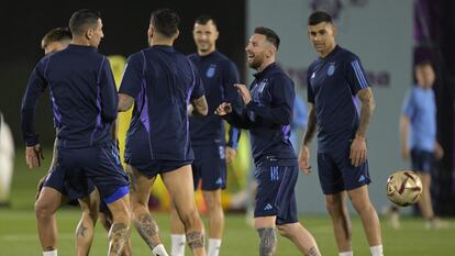 Messi bromea con sus compañeros en el entrenamiento de este lunes.