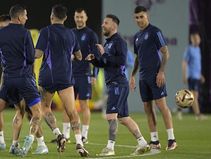 Messi bromea con sus compañeros en el entrenamiento de este lunes.