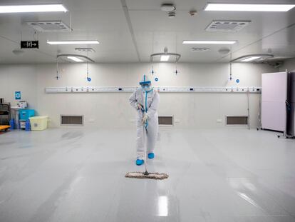 Um trabalhador limpa o hospital de Leishenshan, construído em 10 dias durante as piores semanas da pandemia de Covid-19 em Wuhan.