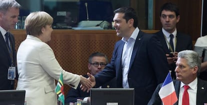 La canciller alemana, Angela Merkel, y el primer ministro griego, Alexis Tsipras. 