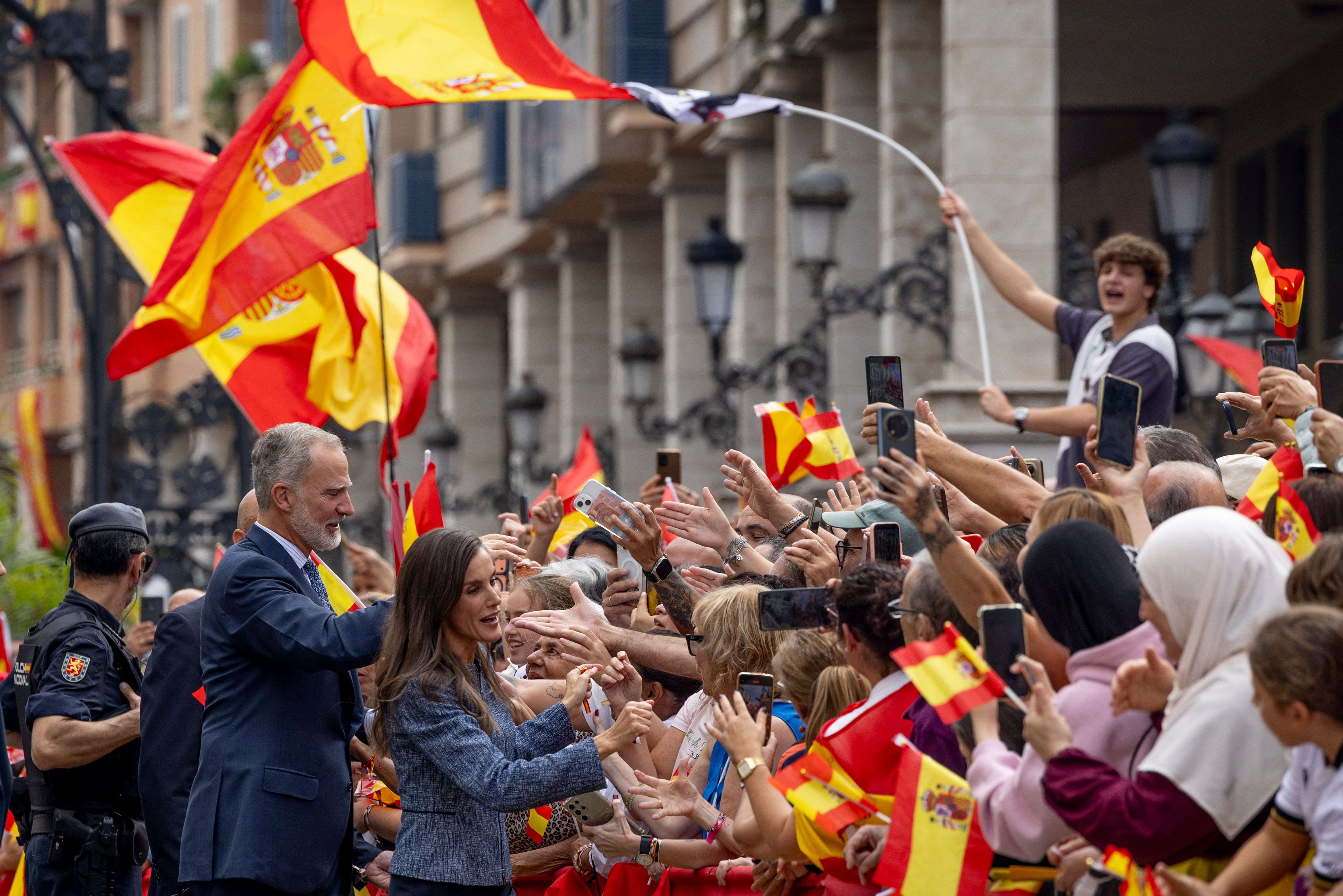 Miles de personas reciben con entusiasmo a los Reyes en Ceuta: “Hoy toda España es caballa”