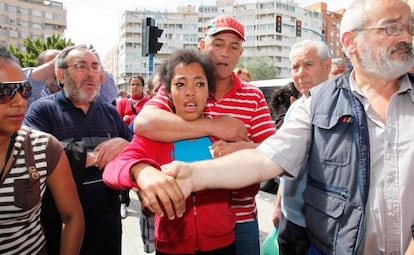 Gilberto Martínez, desahuciado de su vivienda, sujeta a su hija.