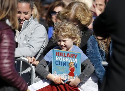 Una niña sujeta un libro sobre la candidata presidencial estadounidense por el Partido Demócrata, Hillary Clinton, durante un acto de su campaña electoral, el 24 de octubre, en el St Anselm College de Manchester, New Hampshire (EE UU).
