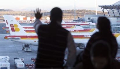 Aviones de Iberia en la T-4 del aeropuerto de Barajas.